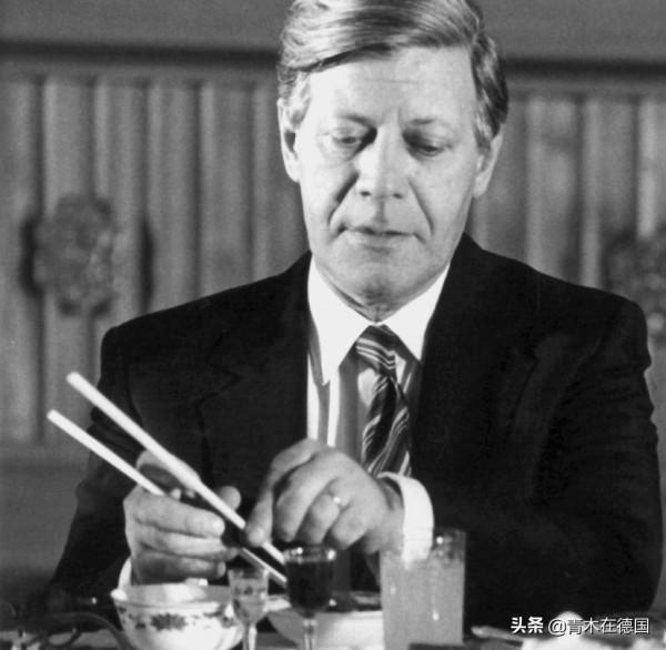 德國前總理：中國正快速崛起，美國害怕失去霸權，正走向盡頭