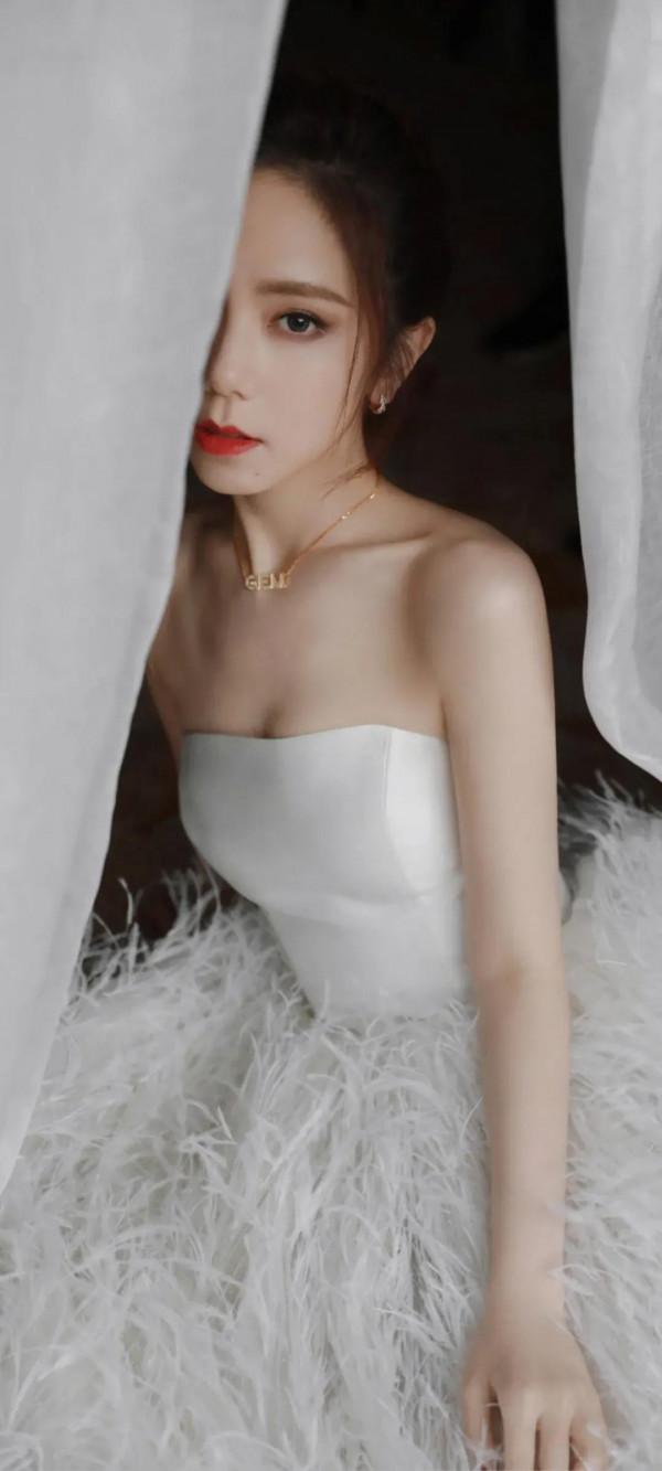 鄧紫棋桌布｜窈窕神女顏