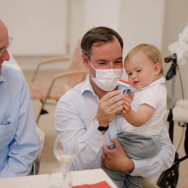 盧森堡小王子呆萌營業！蹣跚學步膽突突，自己拿勺“乾飯”太可愛