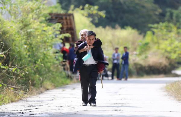 66歲老人哭訴：再好的關係，也不敢去串門了，串門被打，我怕怕了