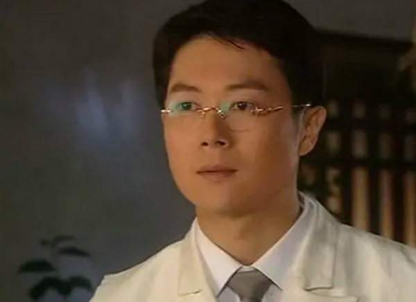 王燦:從反派專業戶到慈善家,48歲未婚帶四娃,有怎樣的故事? 王燦:從反派專業戶到慈善家,48歲未婚帶四娃,有怎樣的故事?