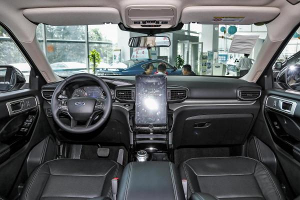 又一款“硬漢”座駕，長超5米配大七座，比途昂霸氣，實拍探險者