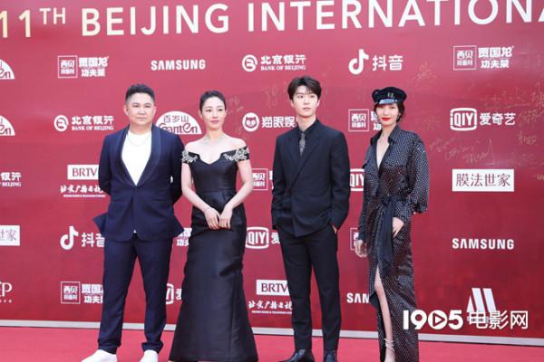 白百何攜《門鎖》亮相紅毯 範丞丞掛鎖西裝寓意深