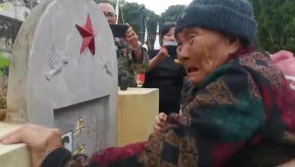 烈士106歲的母親擁吻兒子的墓碑，老兵看到這一幕，紛紛上門探望