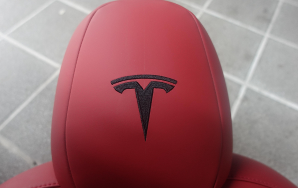 2022就要喜慶雅緻的紅！ 特斯拉Model Y換裝納帕皮座椅