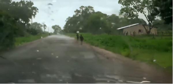 非洲堵車有多嚴重？收費站至少堵10天，公交車可以直接插隊走