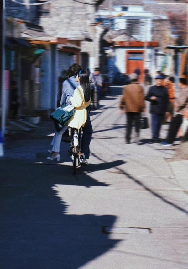 趙麗穎新劇《野蠻生長》低調開拍，和歐豪腳踏車路透氛圍感十足