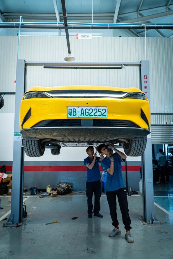 「生活記」比亞迪漢EV加裝電池護板，給它更好的保護