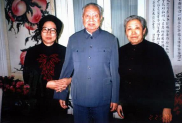 她17歲嫁給28歲的華國鋒，4個孩子的母親，生活十分的節儉樸素