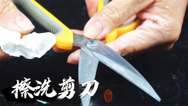 空牙膏皮是個&OpenCurlyDoubleQuote;寶&rdquo;，剪一剪放廚房太厲害，一年省下不少錢