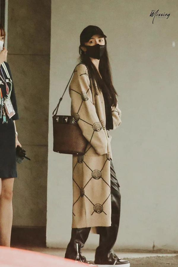 楊冪終於有了新爆款！把羽絨服徹底穿火，這才是冬日的有效穿搭