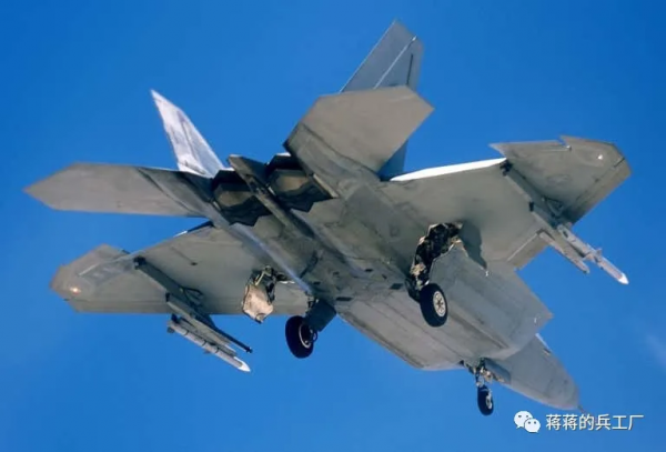 美國F-22戰鬥機機翼下現神秘吊艙，可能為強化猛禽趟路？