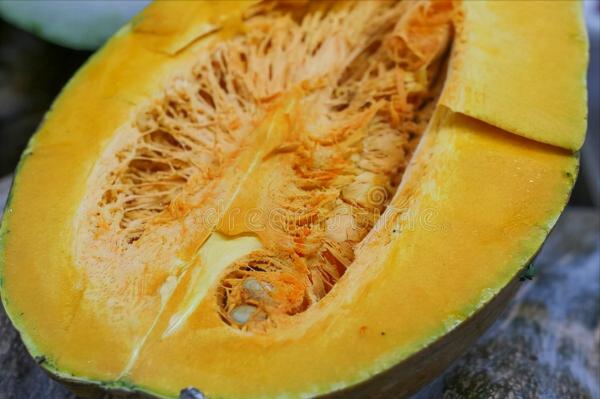 切開的南瓜如何儲存?老師傅教的方法確實不錯,放半個月還新鮮 切開的南瓜如何儲存?老師傅教的方法確實不錯,放半個月還新鮮