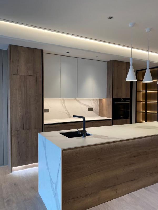 木紋色櫥櫃定製，少了一份拘束，多了一份隨性