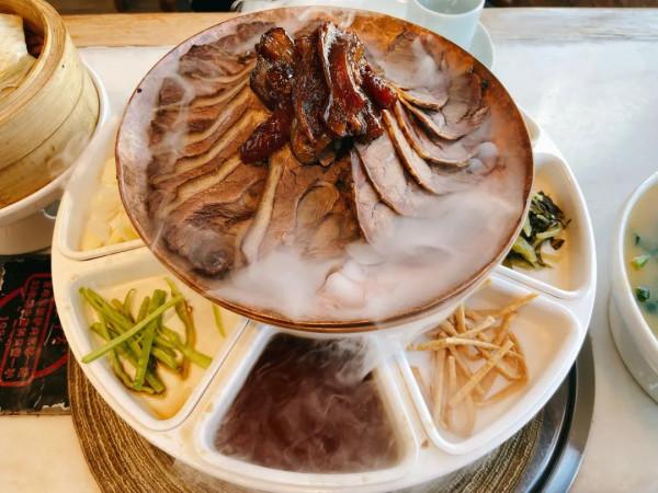 日流水20萬，它在院裡賣驢肉，小院餐飲正悄悄走火