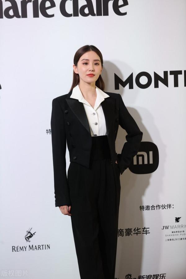 劉詩詩當媽後“胖不少”，綁腰帶都看不出腰身，小露香肩還是迷人