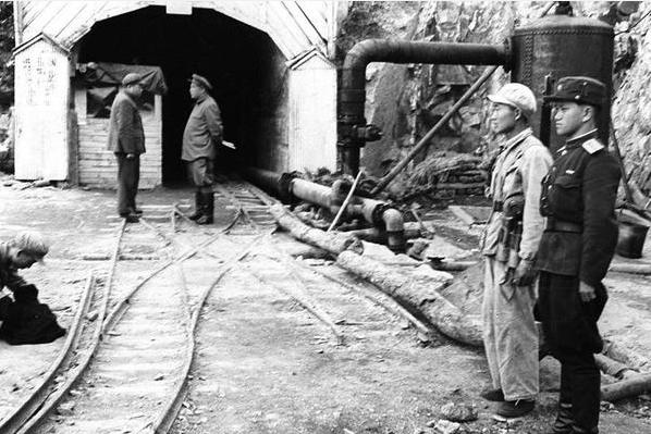 金日成緊握著彭德懷的手說：我是久仰你的大名了