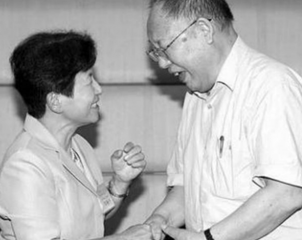 1980年，一日本婦女拜訪聶榮臻元帥，一見面婦女便鞠躬痛哭：父親
