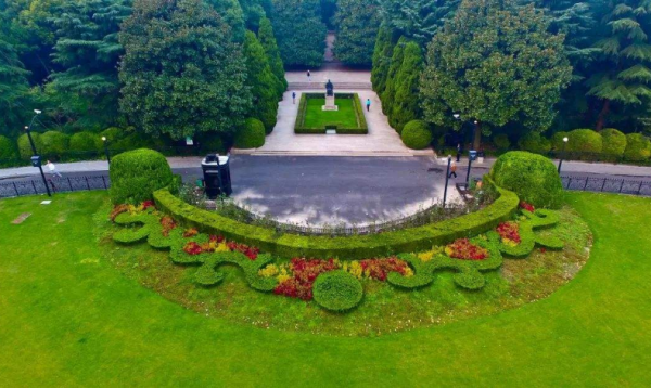 偉人題寫的“魯迅先生之墓”真驚豔，雖少了些奔放，但是更加穩重