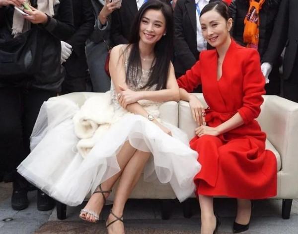 張庭終於剪掉十年長髮,bob短髮配印花裙洋氣減齡,51歲嫩成21歲 張庭終於剪掉十年長髮,bob短髮配印花裙洋氣減齡,51歲嫩成21歲