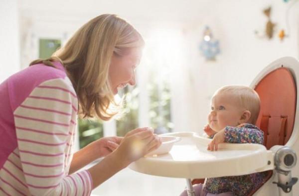 嬰兒什麼時候開始新增輔食？