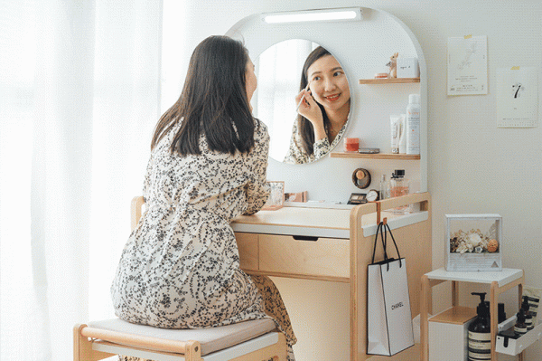 對鏡梳妝,美麗搬上臺面 對鏡梳妝,美麗搬上臺面