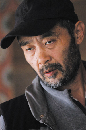 他是於藍之子，也是大導演，曾經深愛兩個女人，如今婚姻成謎