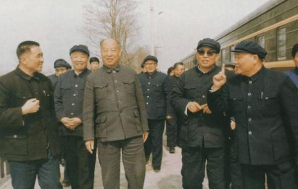 1955年，3000名老紅軍無法被授予軍銜，毛主席：一律授予少校軍銜