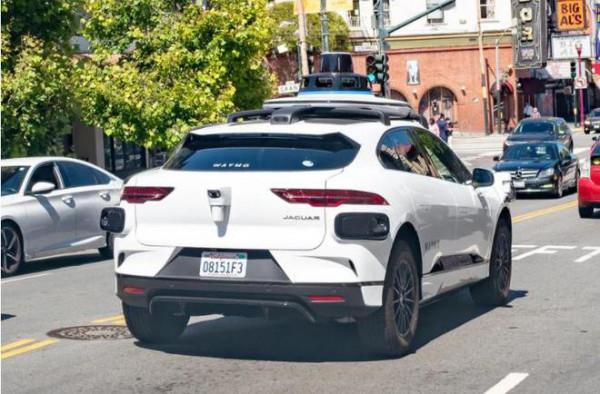 自動駕駛測試車創新紀錄，2021 年在加州行駛 640 萬公里