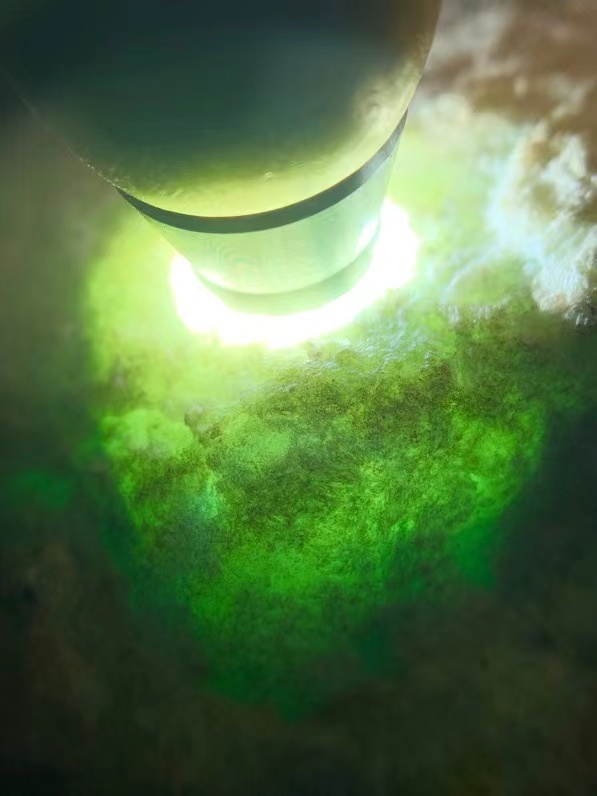 木那手鐲料,皮殼老緊,翻砂均勻,熒光水頭十足,壓燈有底色 木那手鐲料,皮殼老緊,翻砂均勻,熒光水頭十足,壓燈有底色