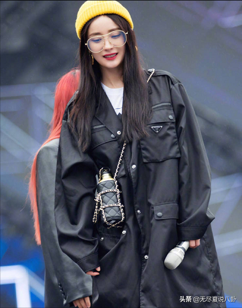 盤點明星喝水的杯子有多貴,從幾千到幾萬不等,還能用水杯看電視 盤點明星喝水的杯子有多貴,從幾千到幾萬不等,還能用水杯看電視