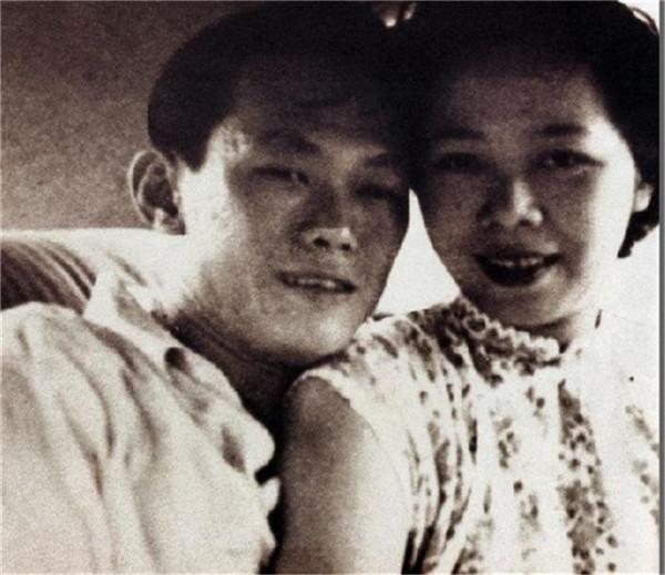 從同學到夫妻,他們偷偷結婚相伴63年,葬禮上李光耀兩次吻別愛妻 從同學到夫妻,他們偷偷結婚相伴63年,葬禮上李光耀兩次吻別愛妻