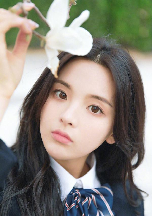 草根少女楊超越：從服務員到爆紅，讓無數二代咬牙切齒又望塵莫及