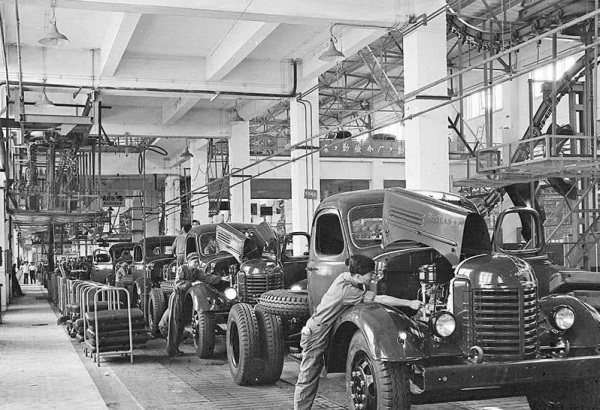 58年鄧小平視察一汽，談到燃油緊張時幽默地說：只要不燒茅臺就行