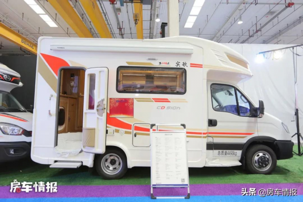 金冠新款房車，客廳能坐10人沙發比家裡的還大，朋友小聚也有面子