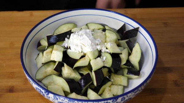 炒茄子，切記不要先放油，多做這一步，茄子不發黑不吸油，收藏了