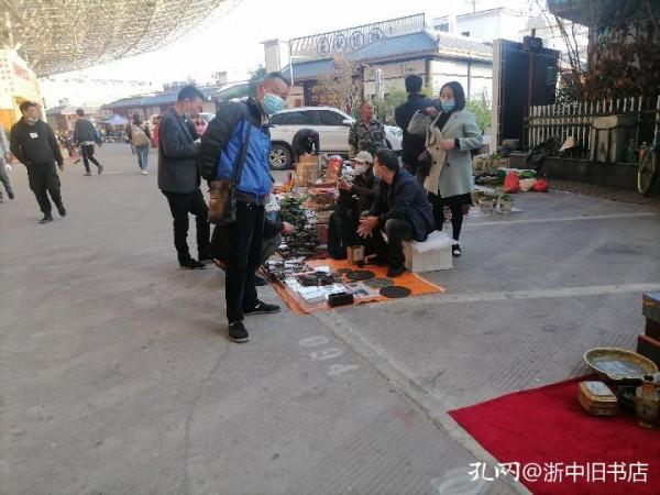在義烏收藏品市場集市上，既能與藏品邂逅，又可與藏友相逢
