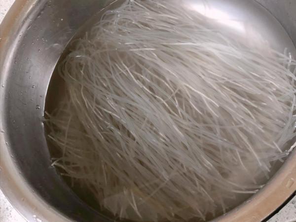 粉條一炒就成團？難看難吃，大廚教你3個小技巧，根根分明不糊鍋