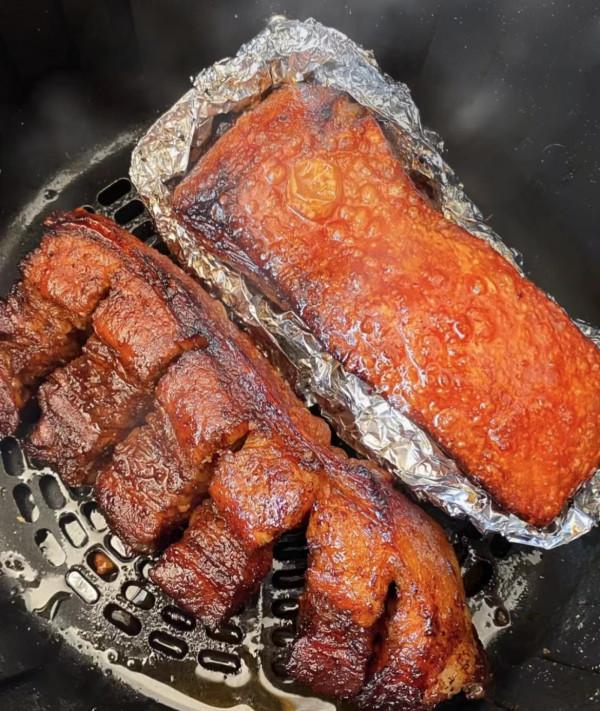 外皮焦脆的脆皮五花肉，又香又嫩