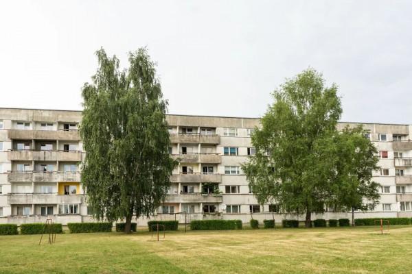 一座不大不小，人不多不少的剛剛好小鎮