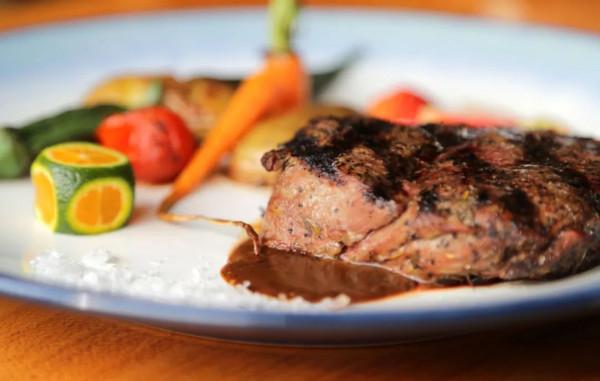 浣熊C位出道,牛排紅酒地道,這家餐廳有點味道~ 浣熊C位出道,牛排紅酒地道,這家餐廳有點味道~