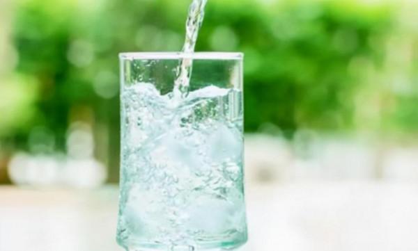 為什麼患高血壓的人越來越多？改掉這個喝水習慣，身體會感謝你