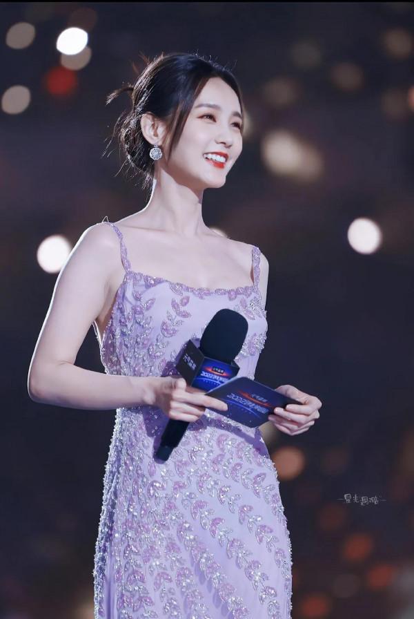 李一桐一身紫色冰雪群，笑容甜美，一顰一笑一舉一動都能扣人心絃