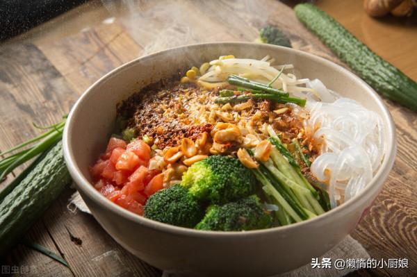 自己在家做油潑面，只需一塊錢就搞定，好吃不貴，還省事