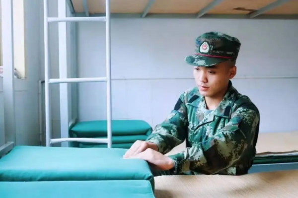 他是軍人學霸，服役於武警湖南總隊，屢獲殊榮，退伍後又保研985！