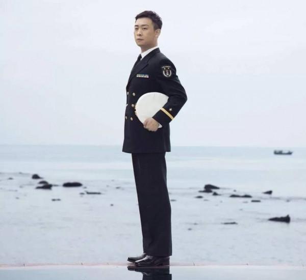 《王牌部隊》演員穿軍裝，肖戰氣場強大，黃景瑜被批像小混混