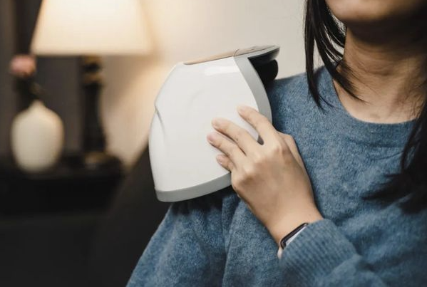 抱娃抱得手臂痛？辦法來了