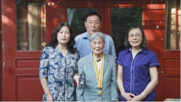 2002年女子整理養父遺物,一封血書揭開身世之謎:生父母是大英雄 2002年女子整理養父遺物,一封血書揭開身世之謎:生父母是大英雄