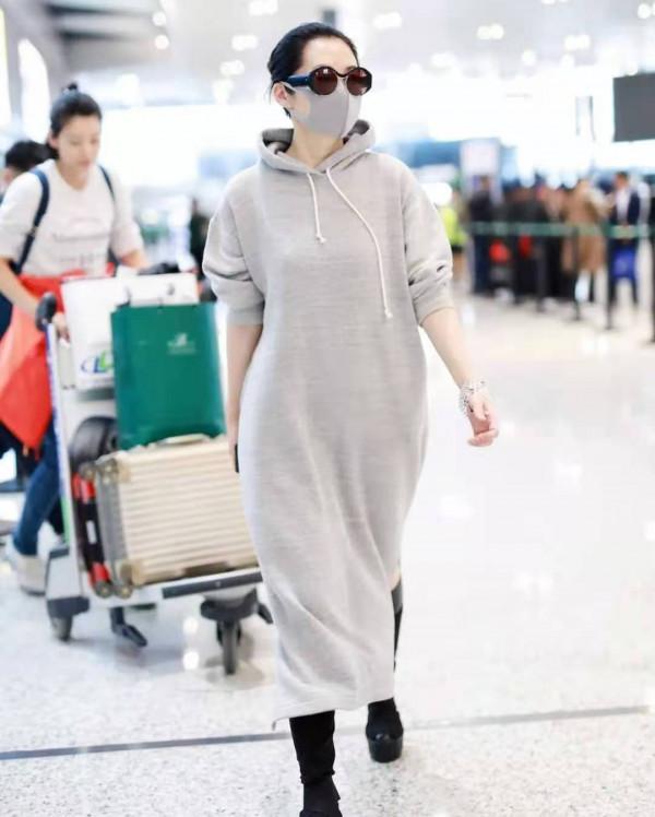 52歲許晴穿衛衣裙就走機場，打扮像20歲的小姑娘，又任性了