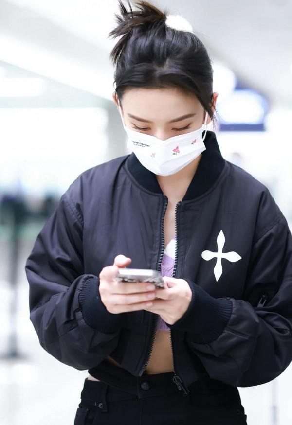 宋祖兒私服搭配也美到爆！穿短夾克配抹胸走機場，隨意夾發太洋氣